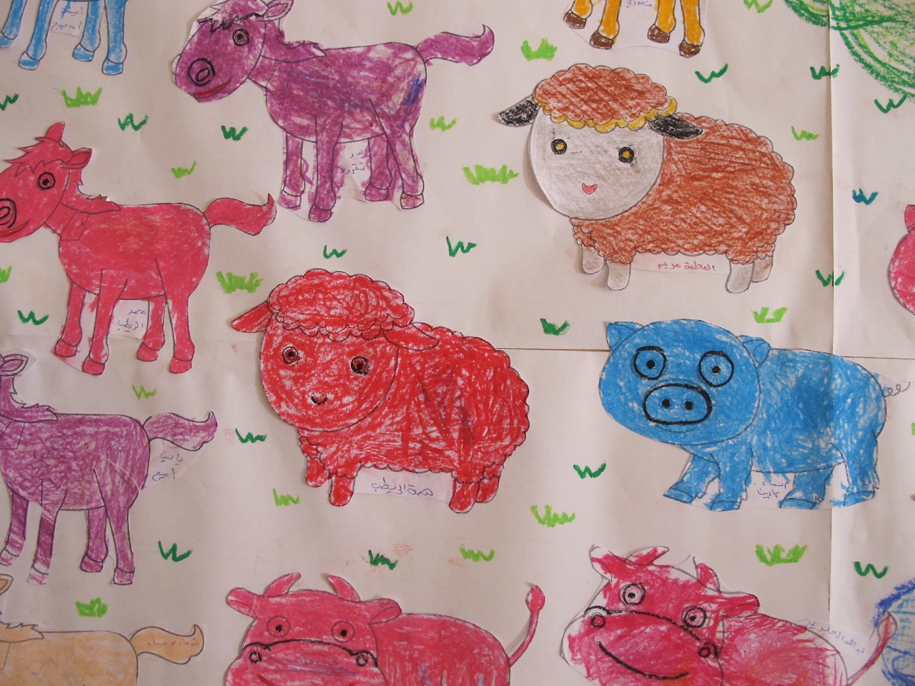 [3-38] 한 가지 색으로 종이 전체를 칠한 아이들의 작품들.JPG