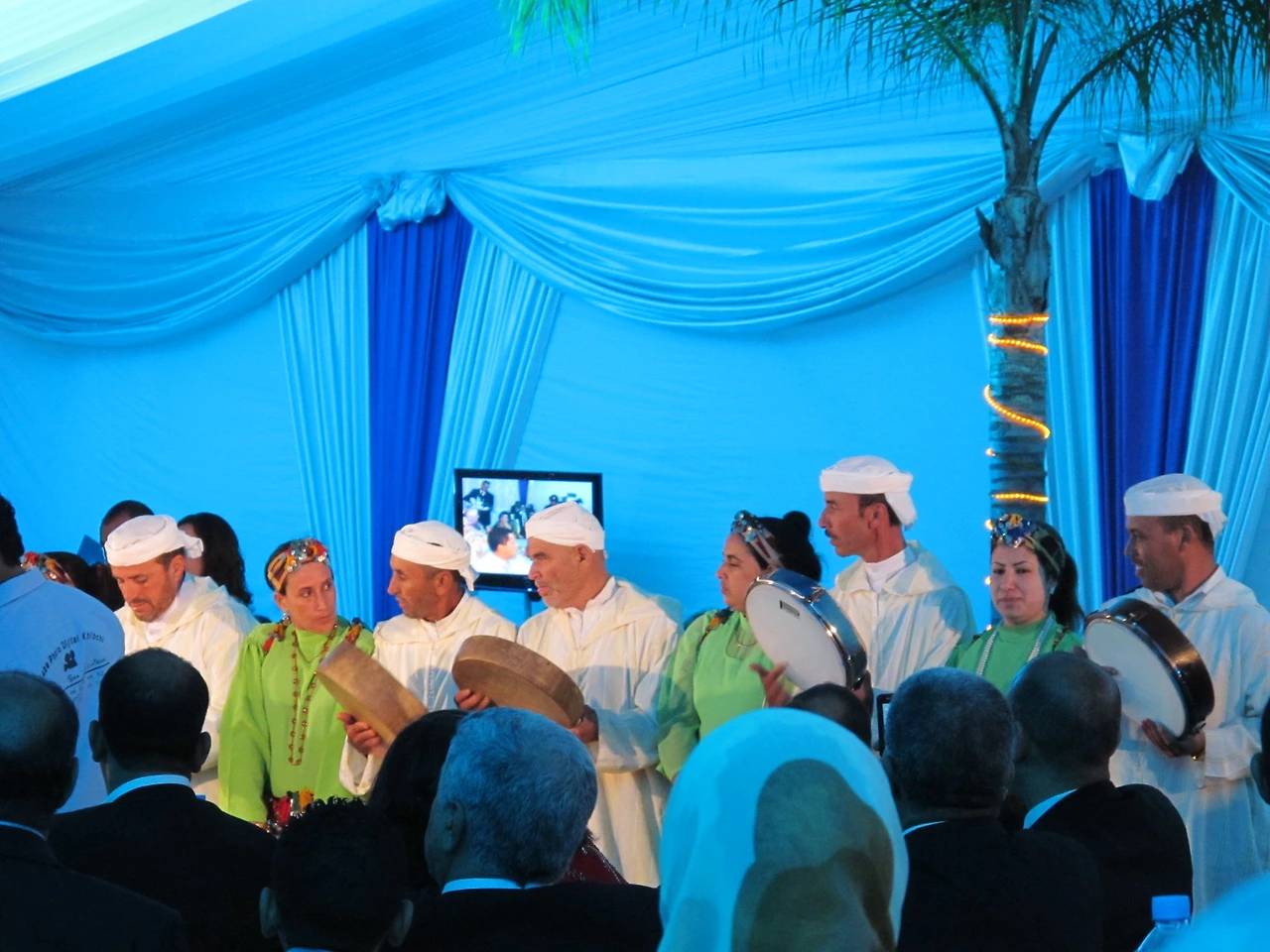 [2-37] 모로코 전통 악단이 하객들을 맞으며 연주하는 모습.JPG