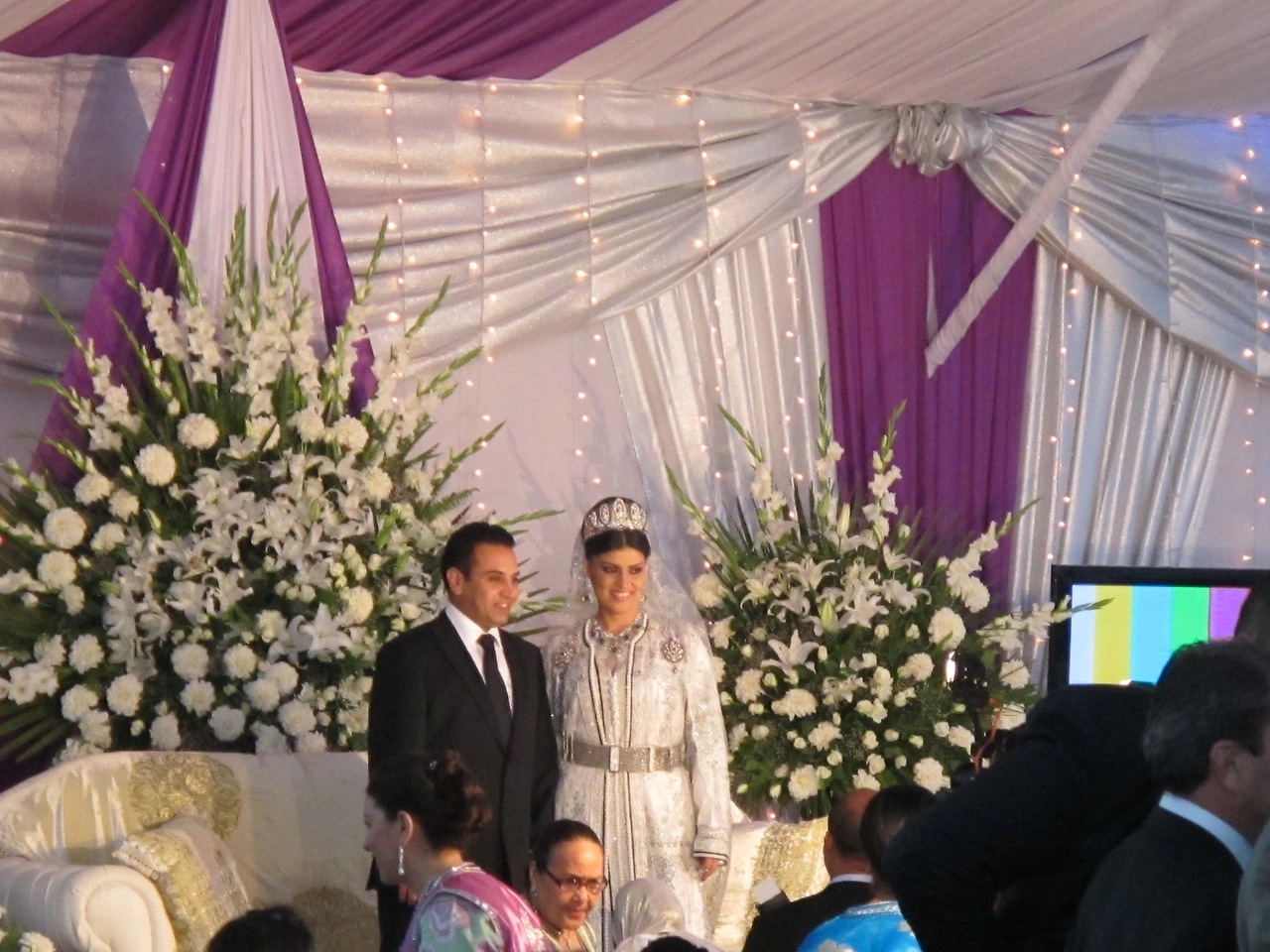 [2-42] 신랑 신부가 입장을 마치고 하객들에게 인사하는 모습.JPG