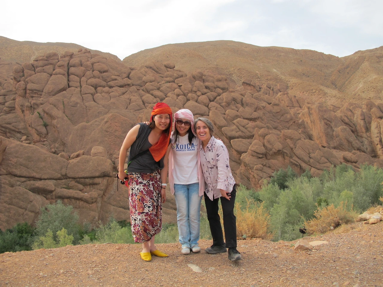 [5-86] 몽키 바위들을 배경으로 사막패키지 동료들과 1.JPG