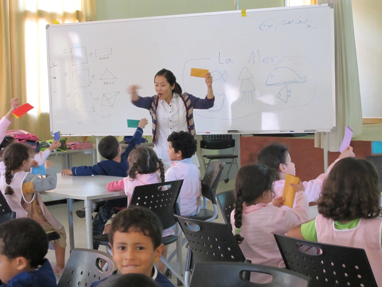 [3-30] 색종이 접기의 기본을 가르치는 모습 1.JPG