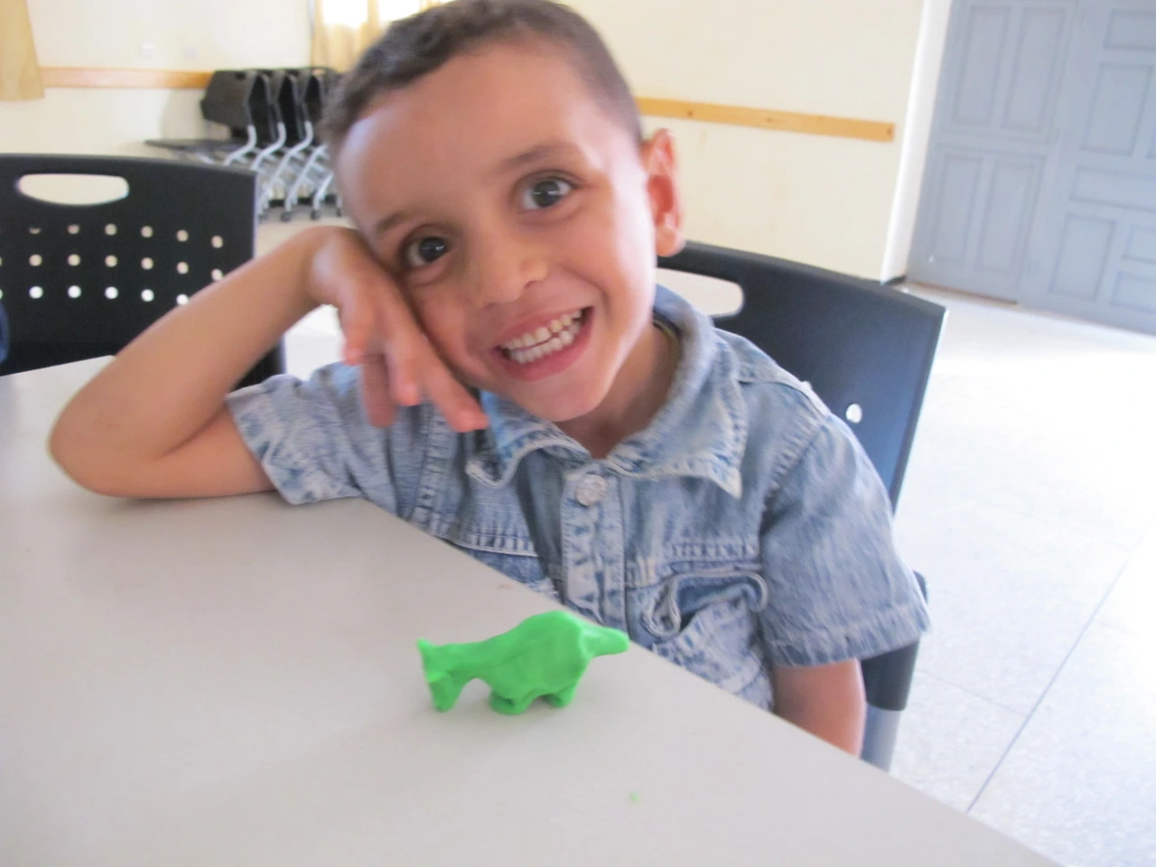 [3-40] 칼라점토로 동물 모양을 만드는 아이들 1.JPG