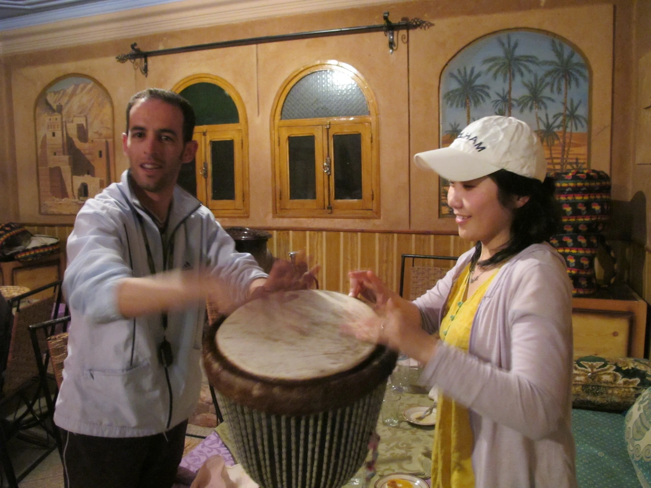 [4-8] 호센과 함께 모로코 전통음악에 맞춰 북치는 나.JPG