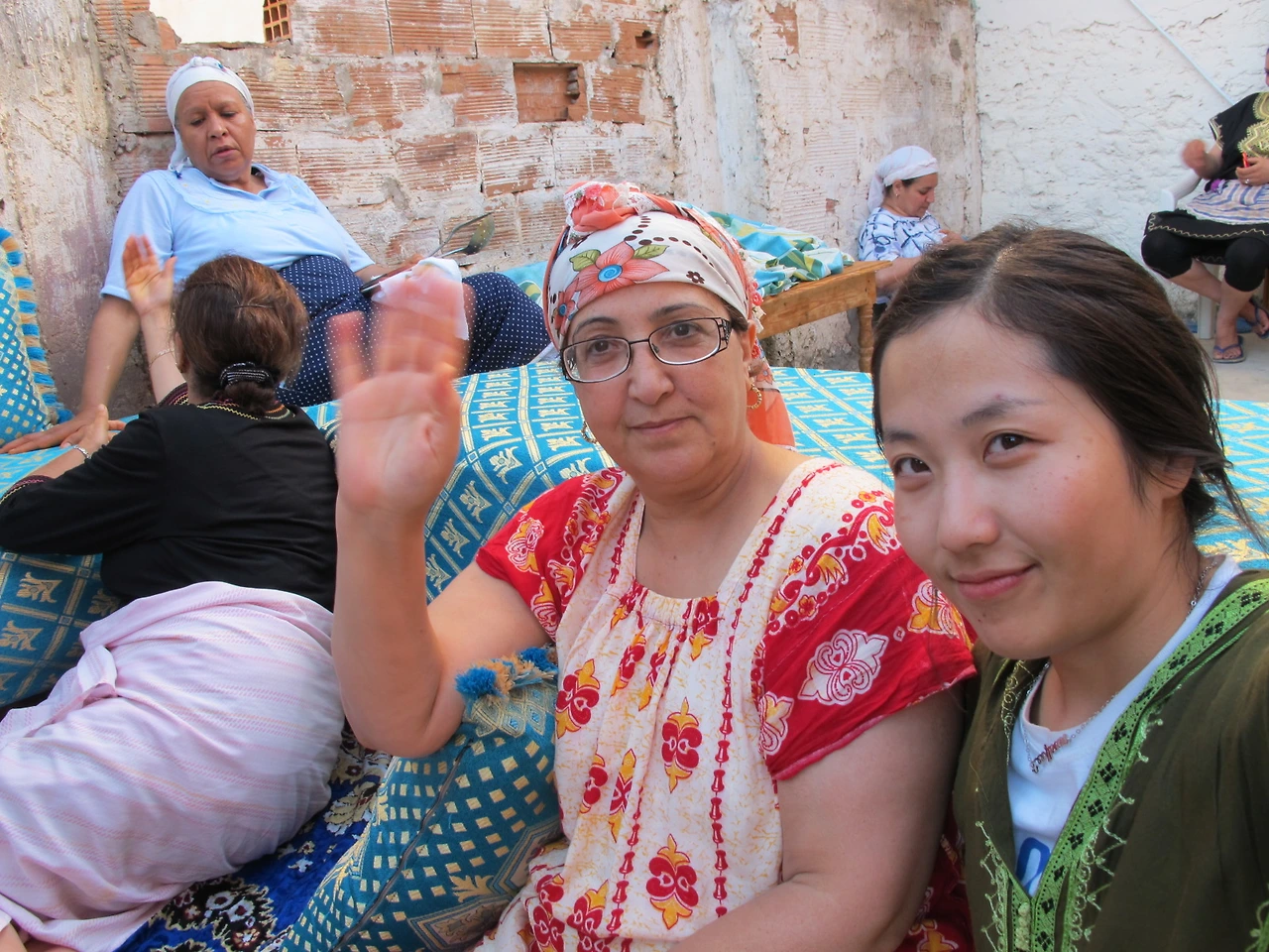 [2-50] 요리하다 잠시 쉬어 이야기 나누는 아주머니들.JPG