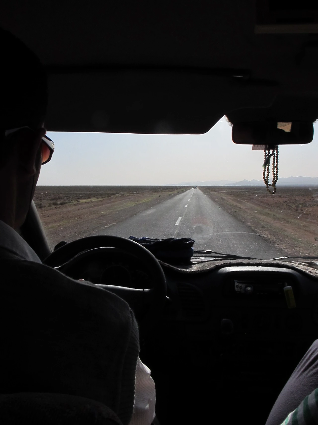 [4-6] 사하라 사막 투어 버스를 운전하는 호센 2.JPG