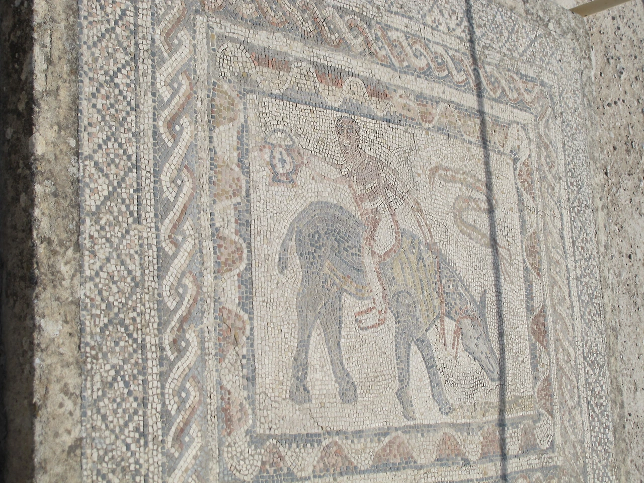[5-59] 헤라클래스의 신화를 묘사한 로마시대 모자이크.JPG