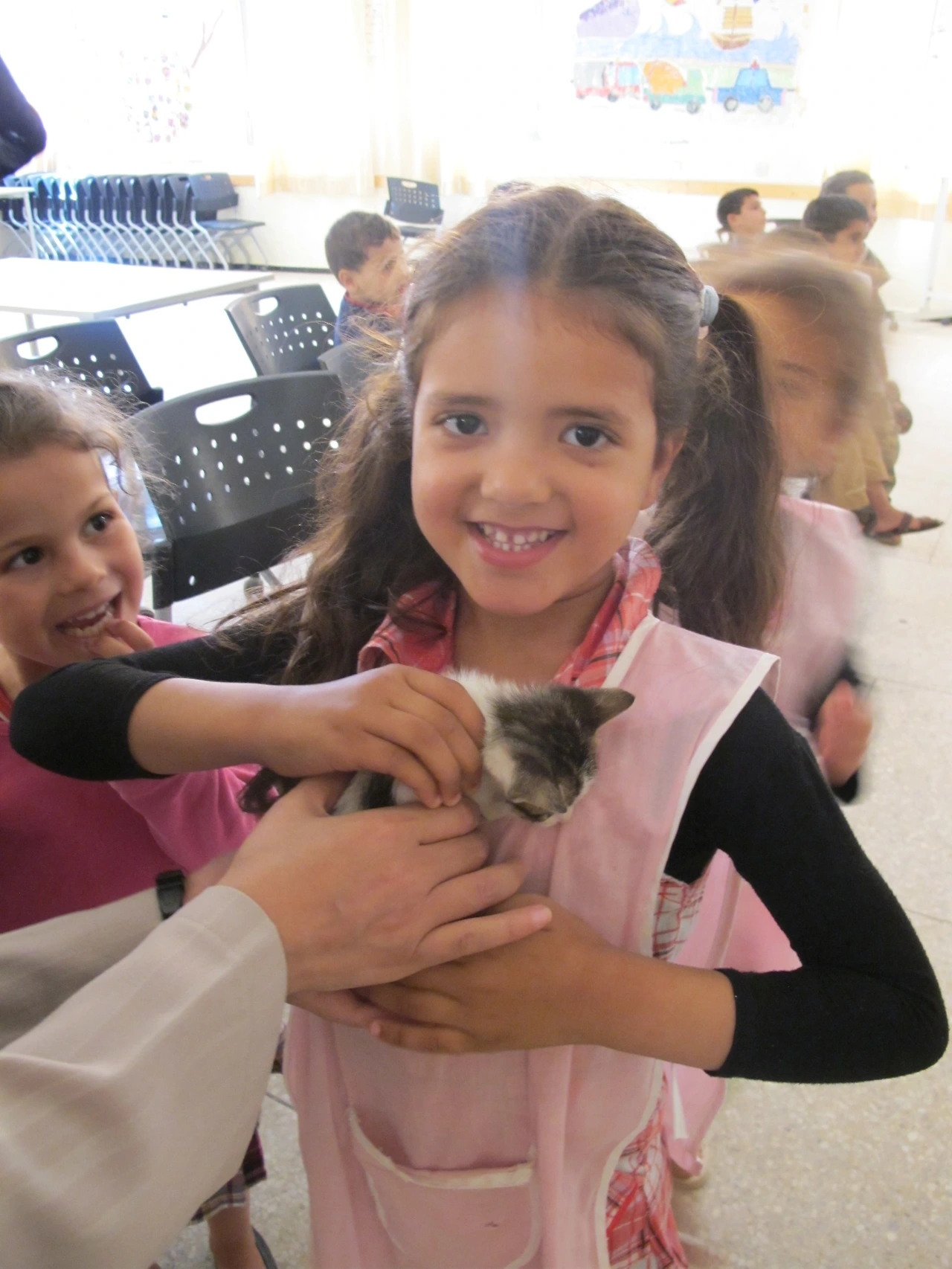 [4-47] 나비를 앉아보는 자하라.JPG