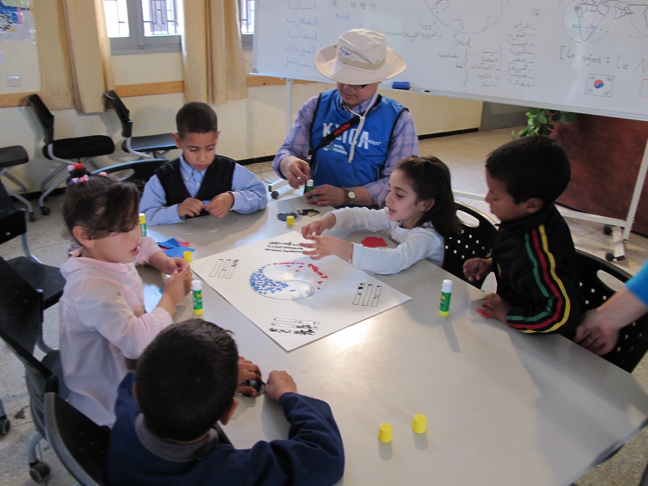 [3-87] 한국에서 온 손님들과 함께 태극기를 모자이크 하는 아이들.JPG