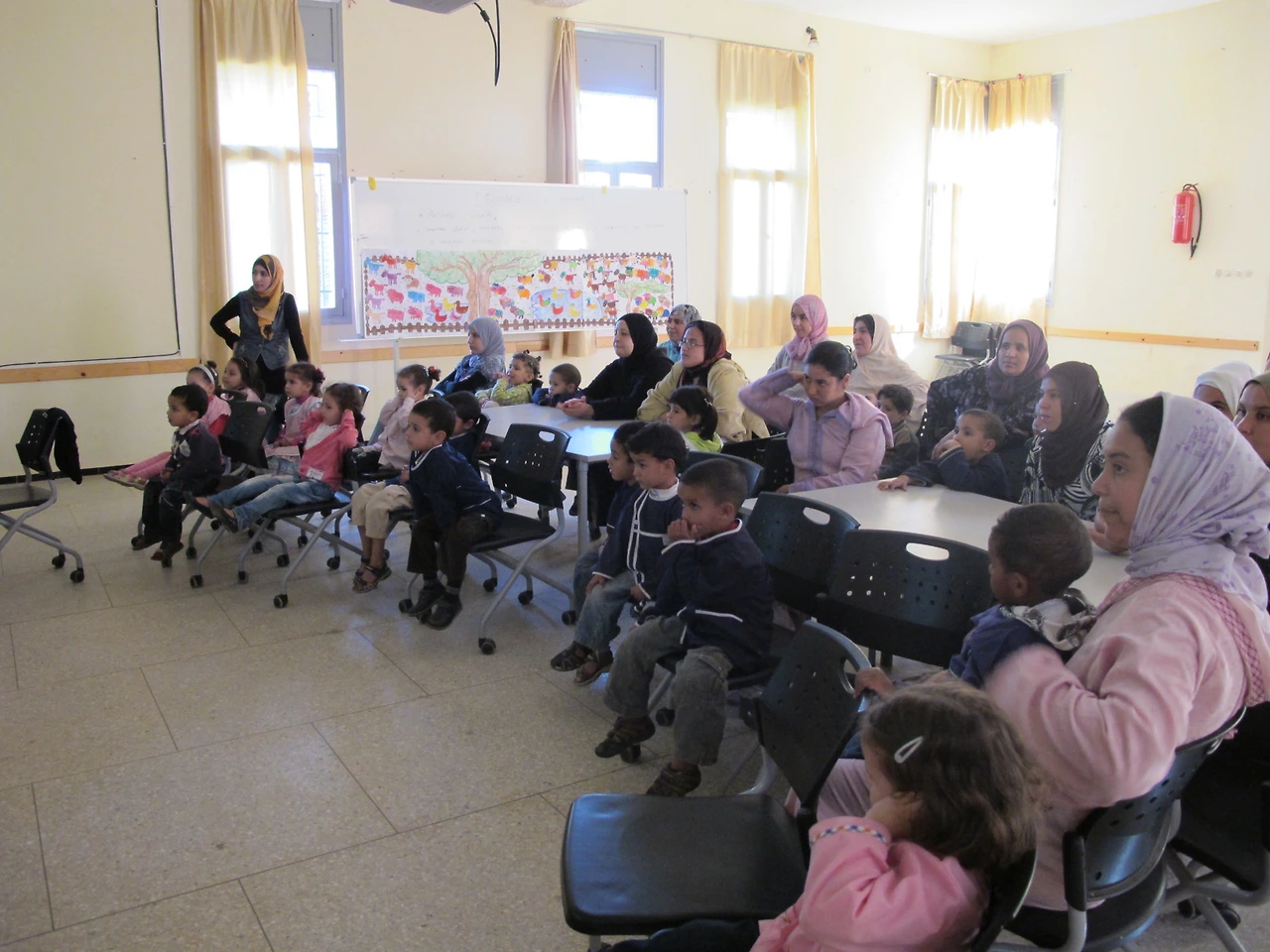 [3-92] 아이들의 활동사진 영상을 보고 있는 학부모들 2.JPG