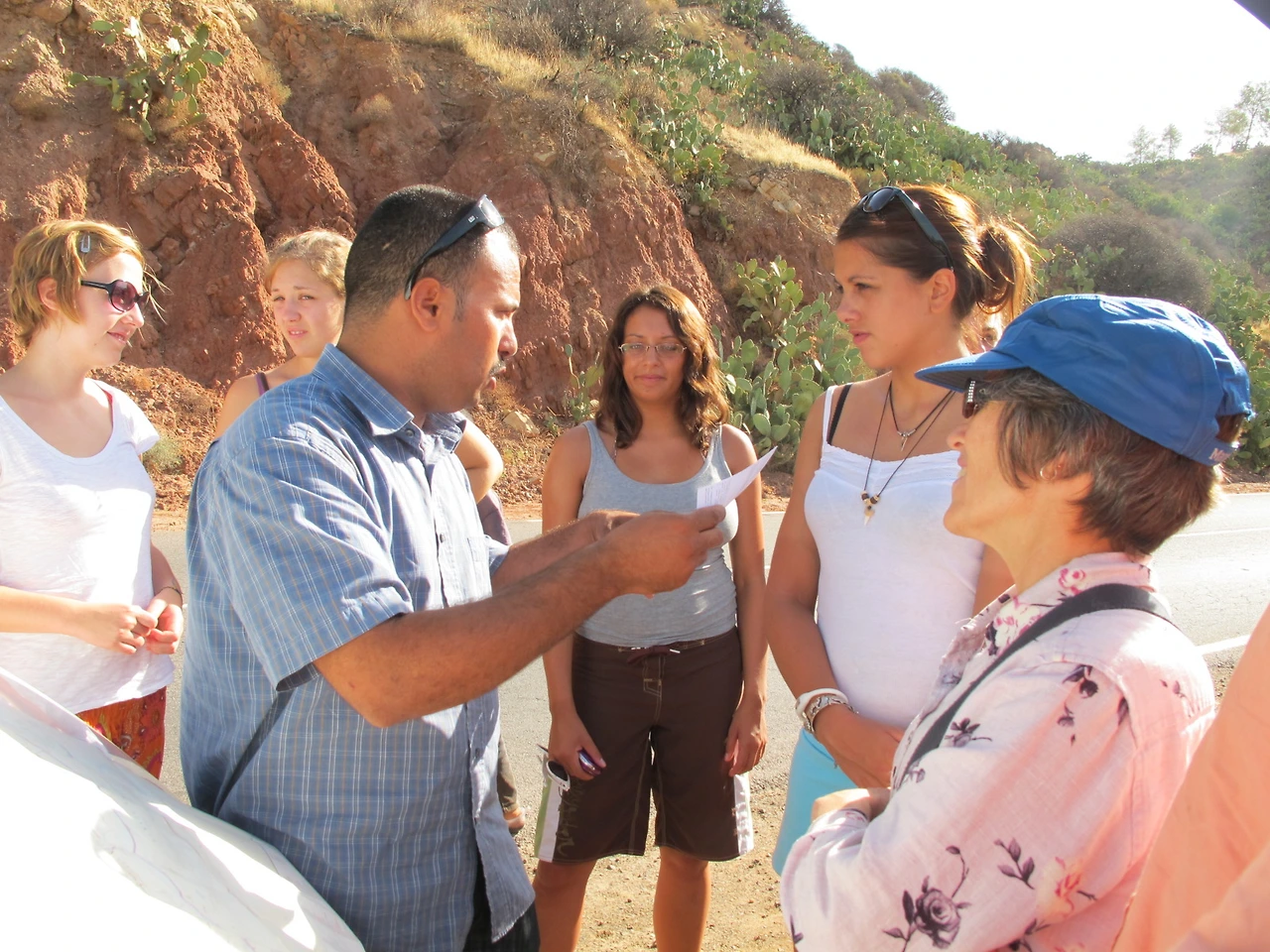 [5-76] 포토타임에서 우리의 사막여정을 설명해주는 가이드 아저씨.JPG