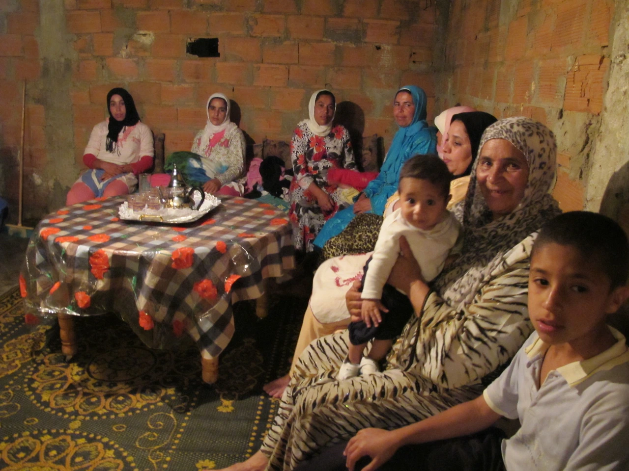 [2-52] 아이를 안고 온 할머니와 손자의 모습.JPG