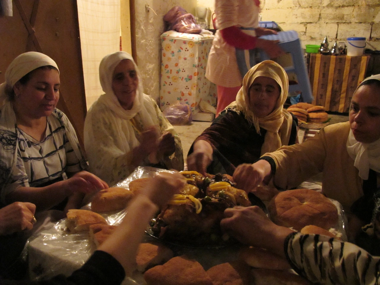 [2-54] 자정이 되어 먹게 된 꾸스꾸스와 닭요리.JPG