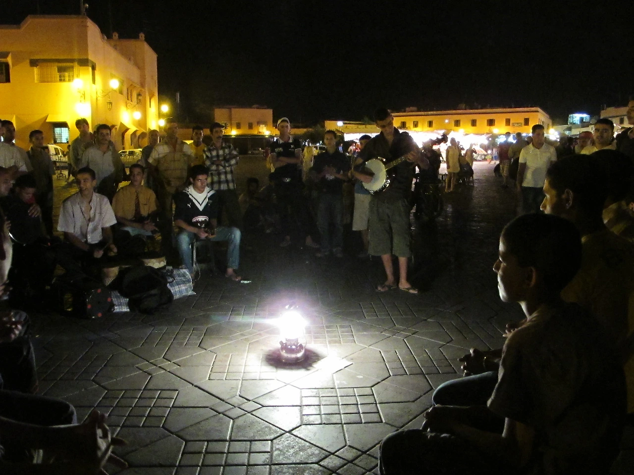 [5-71] 자말 엘프나 광장에서 모인 상인과 관광객들.JPG