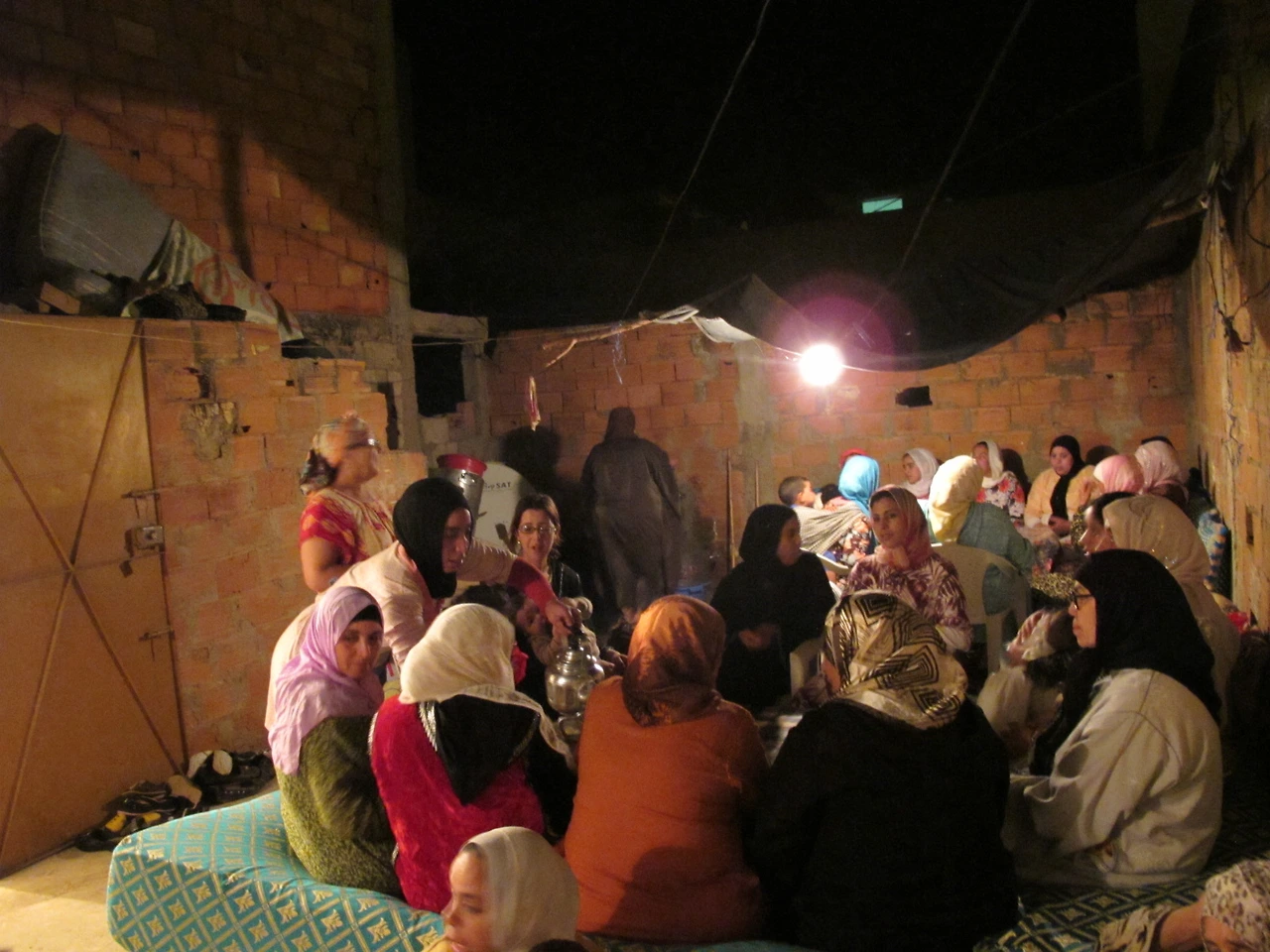 [2-51] 밤11시까지 계속해서 모여든 사람들로 꽉 찬 옥상.JPG