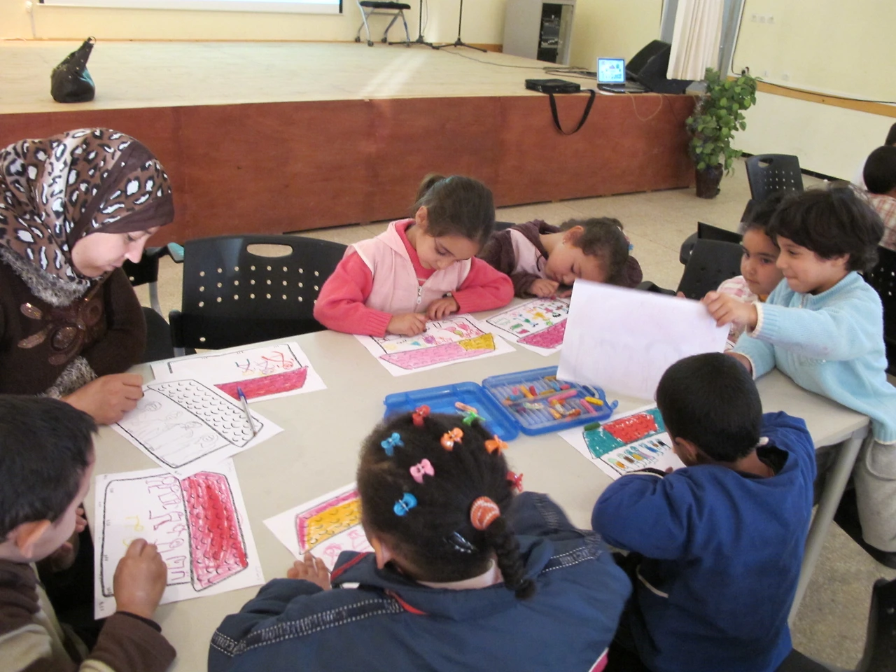 [3-51] 자신의 가족을 그리는 아이들과 현지인 선생님.JPG