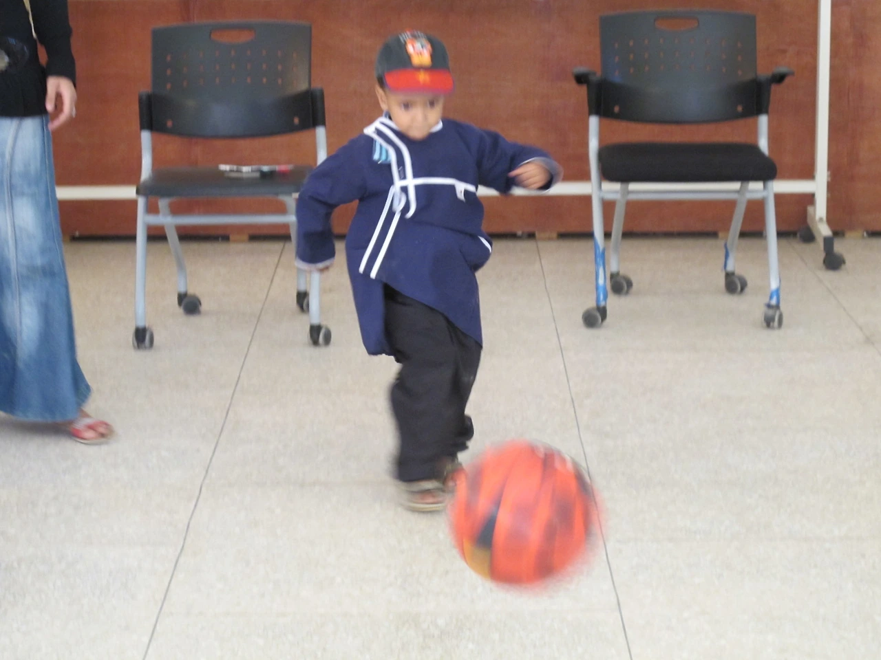 [3-26] 물통을 이용한 축구게임을 하는 메리엄반 아이들 2.JPG