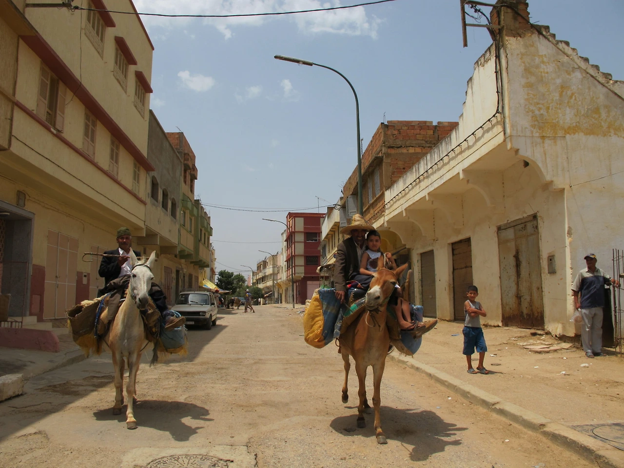 [2-32] 티플렛의 주 교통수단인 ‘당나귀’를 타고 가는 티플렛 주민들.JPG