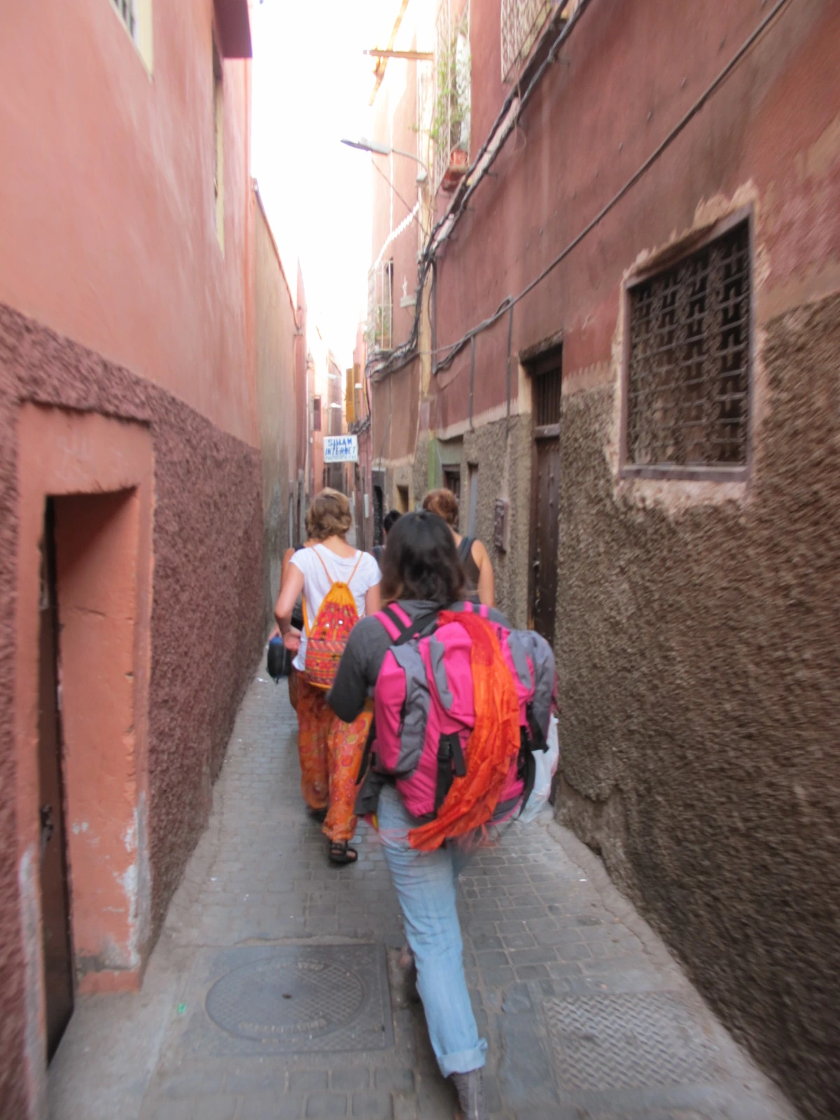 [5-75] 아침 7시 삼삼오오 모여드는 다국적 사막 패키지 여행객들.JPG