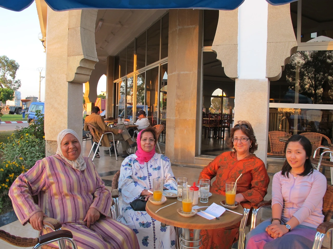 [2-35] 홈스테이 아주머니와 친구 분들과 함께 커피숍에서.JPG