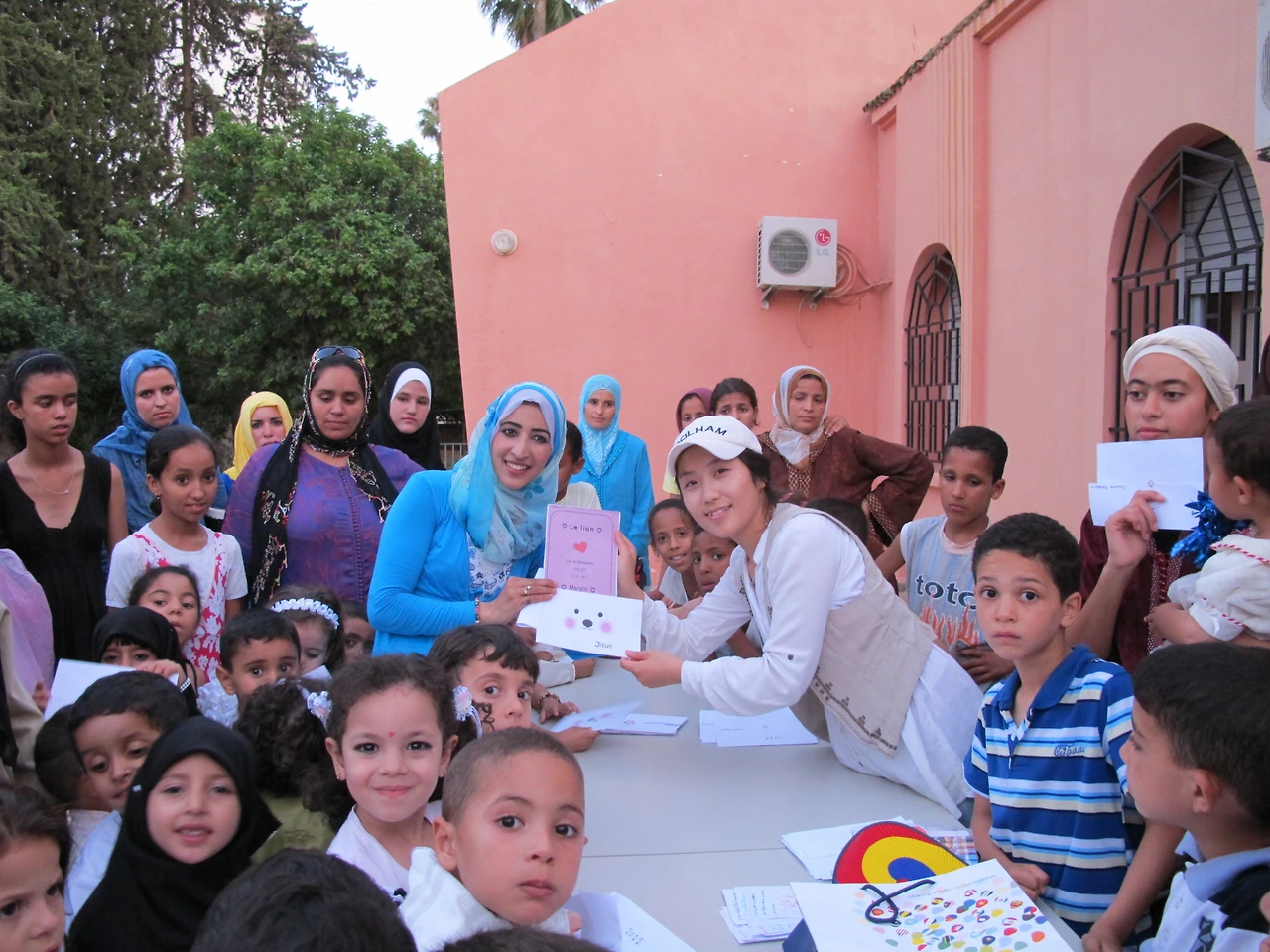 [3-123] 종업식 날 메리엄 선생님에게 선물을 전달하는 모습.JPG