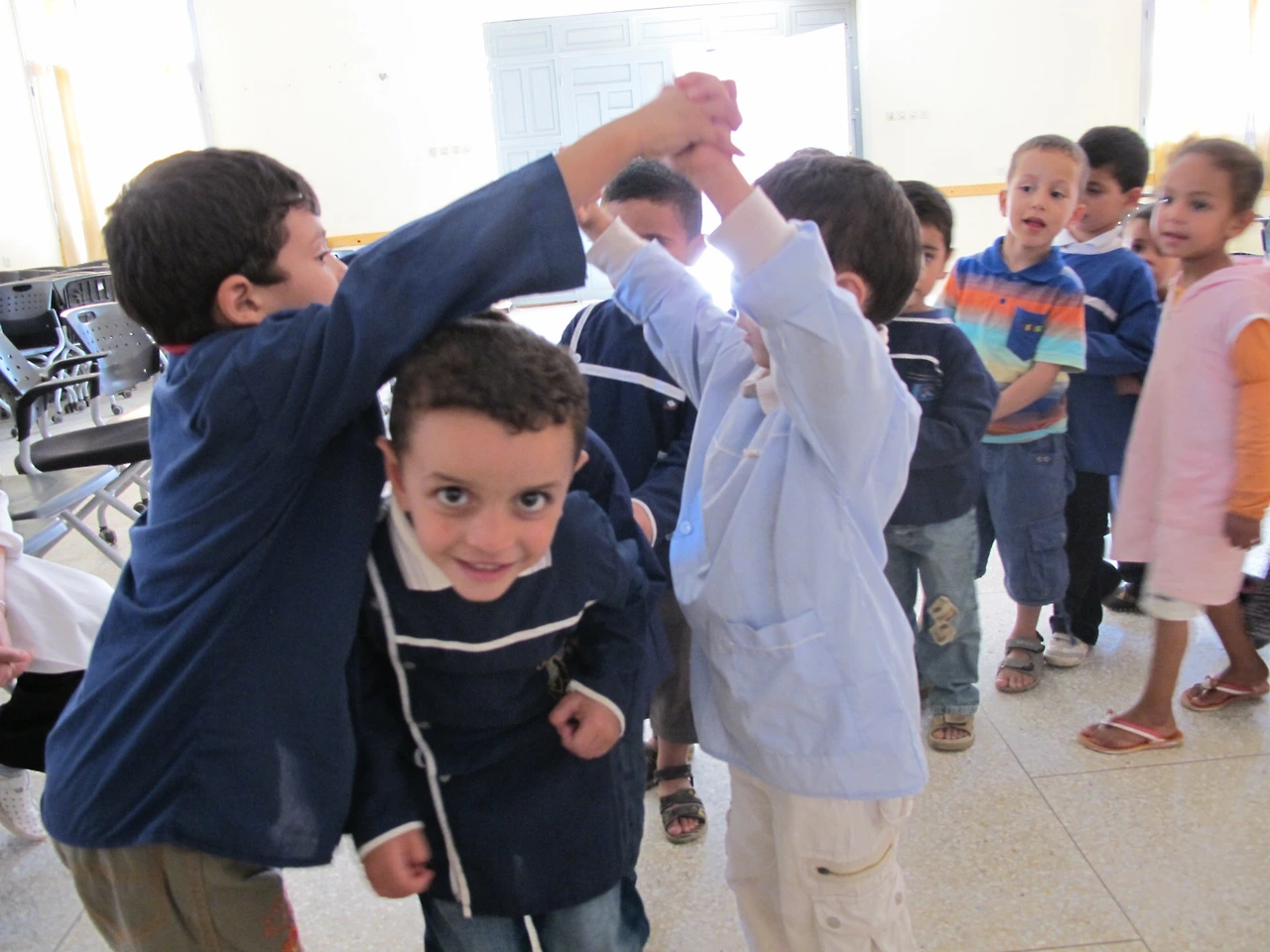 [3-27] ‘동대문을 열어라’ 노래에 맞춰 ‘동대문 놀이’를 하는 아이들 3.JPG