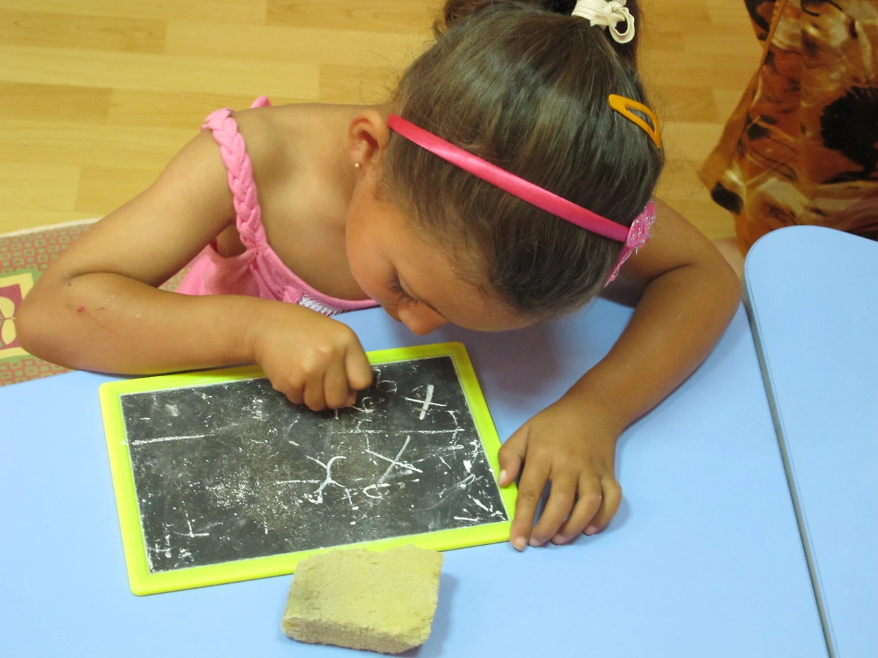 [3-8] 매일 칠판의 아랍어와 불어를 받아쓰는 아이들.JPG