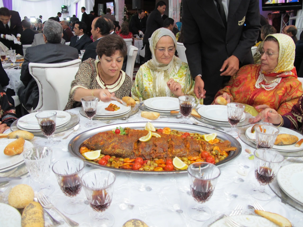 [2-43]결혼식 날 나온 음식들 2 (커다란 생선).JPG