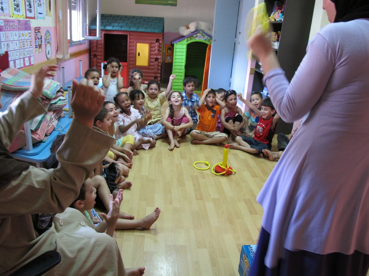 [3-102] 마지막 수업으로 반대 반 ‘고리 던지기’ 시합을 하는 아이들 2.JPG