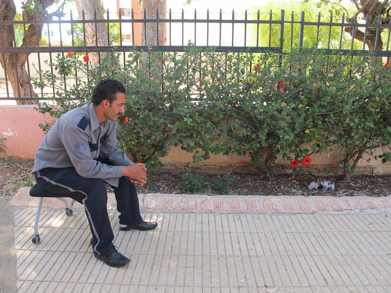 [4-48] 나비와 코비를 돌보는데 많은 도움을 주었던 경비원 아저씨 모하메드 2.JPG