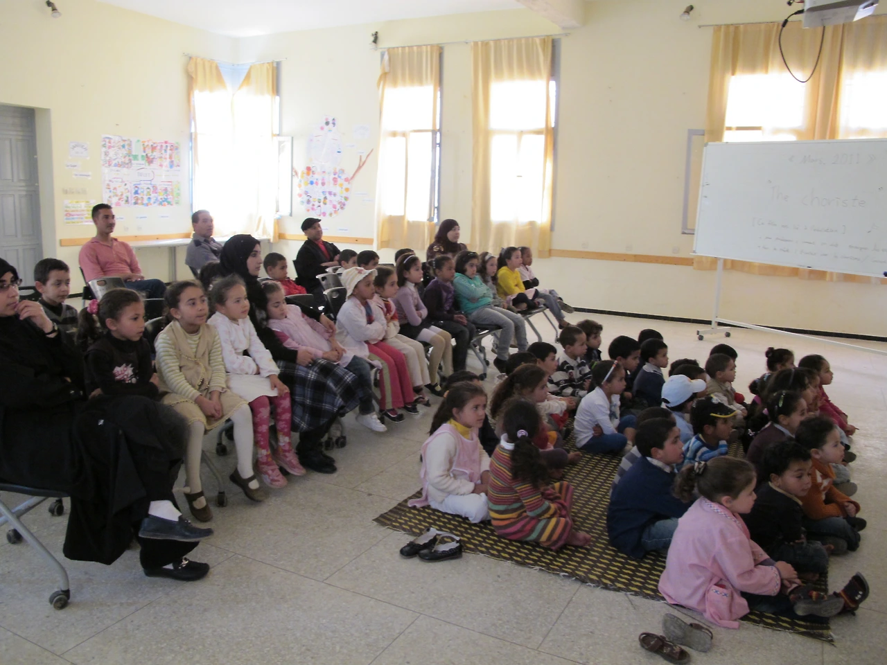 [3-99] ‘코러스(Chorist)' 영화를 보는 현지인 교사와 아이들.JPG