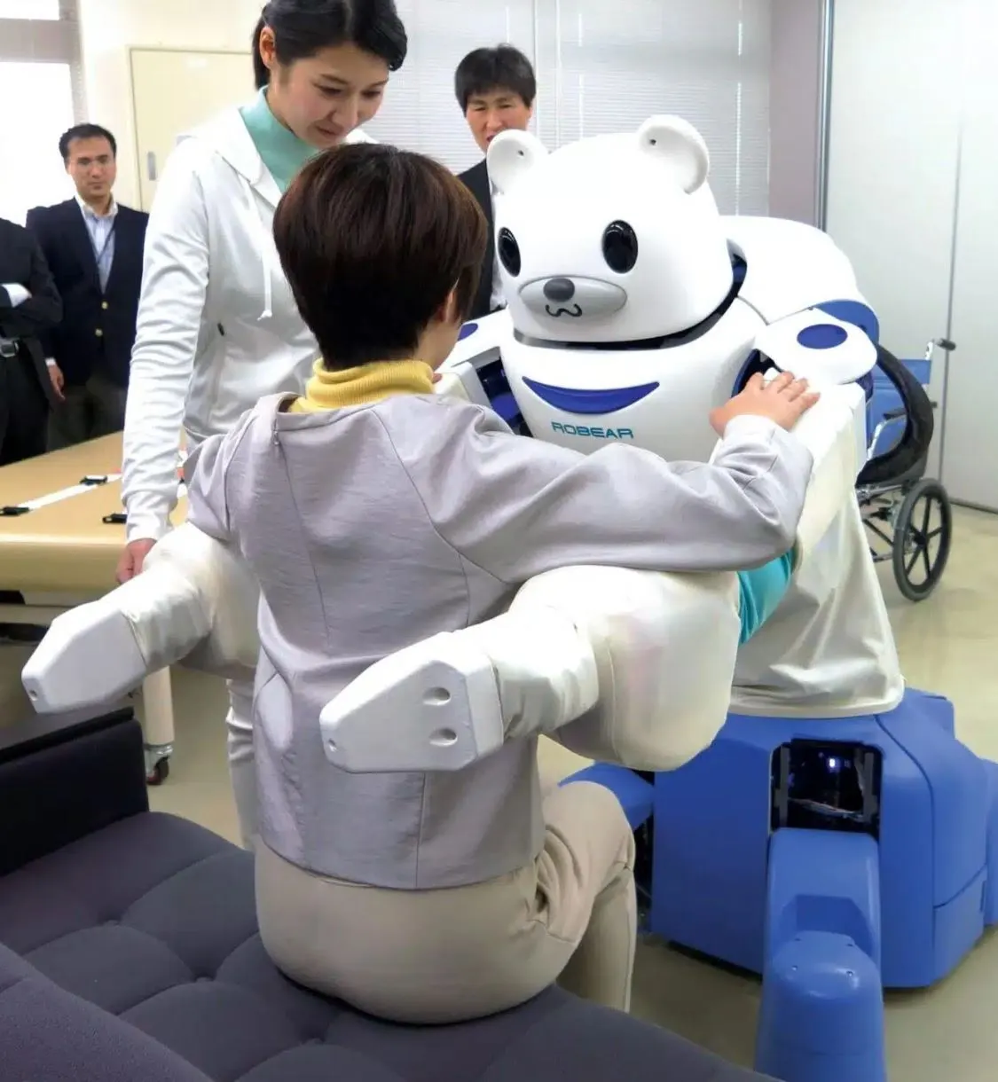 [사진 4] 일본 돌봄 로봇 프로토타입 '로베어'_출처 technologyreview.kr.JPG