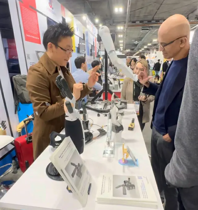 [사진 3] 로봇 의수를 소개하는 만드로 대표(좌 - 이상호 만드로대표, 우- 사티아 나델라 MS CEO).JPG