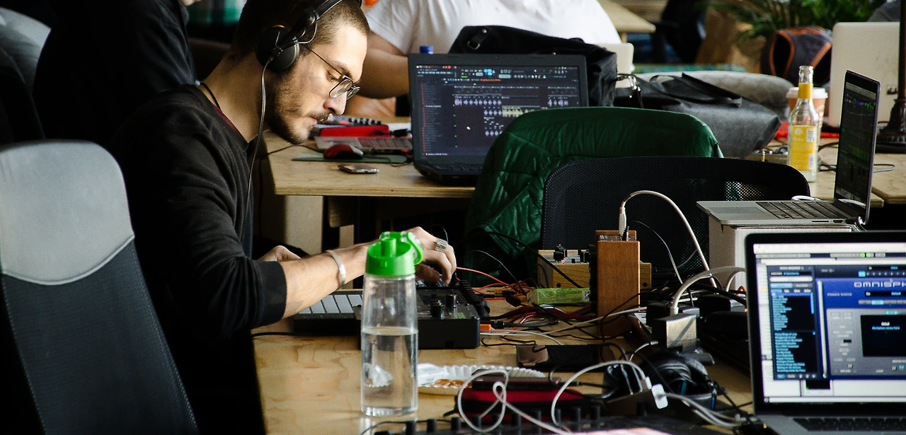 998BEB3359EDB23D14BBA0