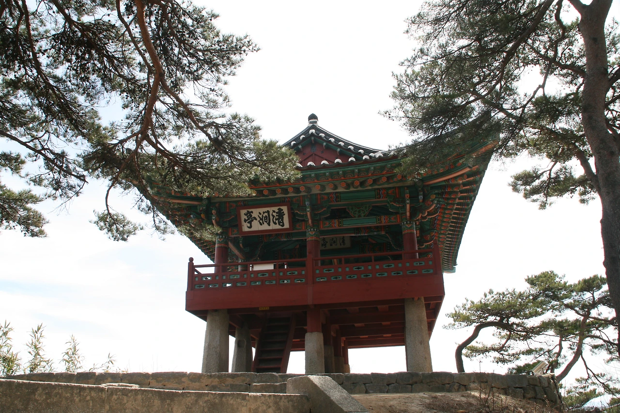 사진2-고종환제공-강원유형문화재 제32호로 지정돼 있는 청간정.JPG