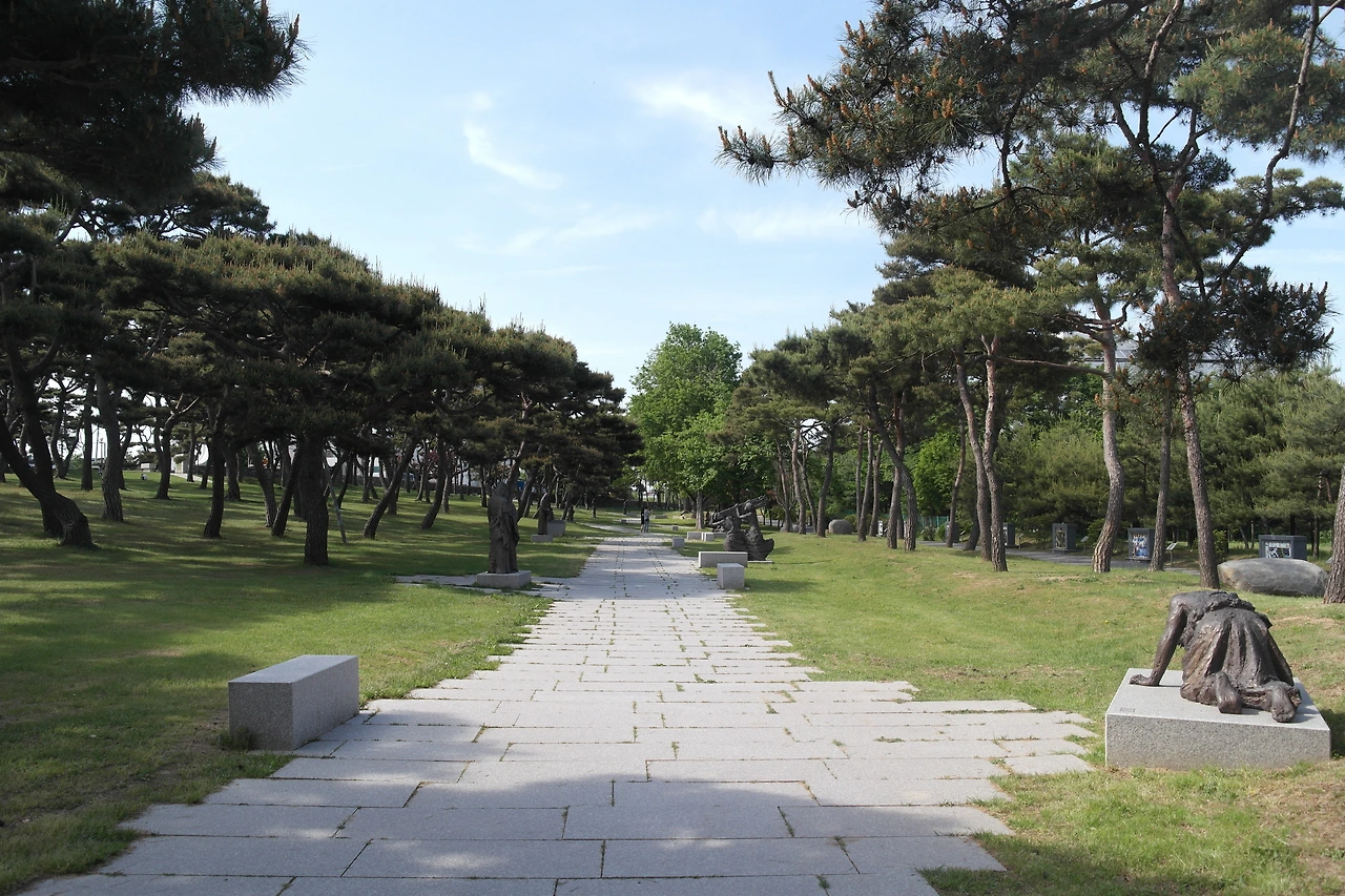 사진7-십자가의 길은 슬픔의 길, 고난의 길, 고통의 길을 뜻한다.울창한 소나무 숲이 고단한 마음을 보듬어주는 듯하다..JPG