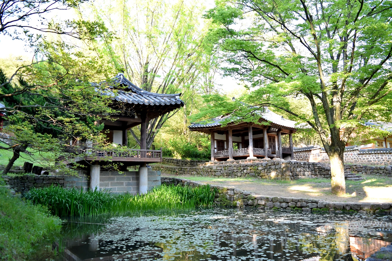 사진9-고종환 제공-서하당과 부용정의 운치를 감상하며 마음의 여유를 찾아본다.식영정 일원은 명승 제57호로 지정돼 있다..JPG