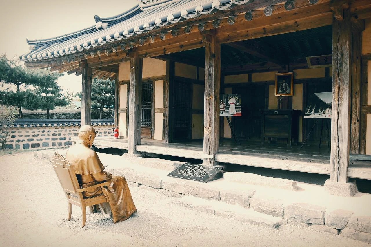 사진8-김대건 신부 생가터에서 기도하는 교황 동상을 만날 수 있다..JPG