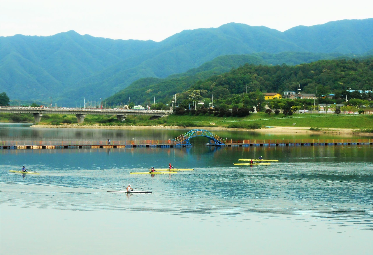 사진2-싱그러운 여름 안에서 카약을 즐기는 사람들..JPG