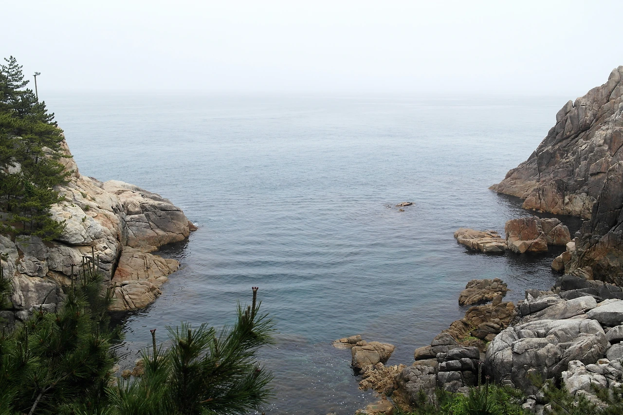 사진1-하조대는 기암괴석과 바위섬들로 이루어져 있는 암석해안이다..JPG