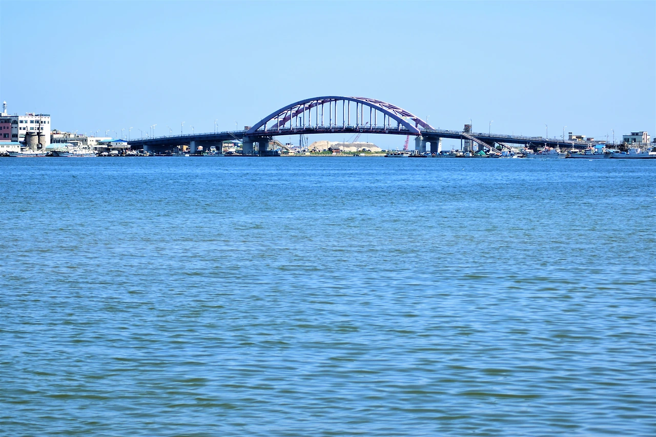 사진2-속초시 한가운데에 넓게 펼쳐져 있는 청초호.-고종환 제공..JPG