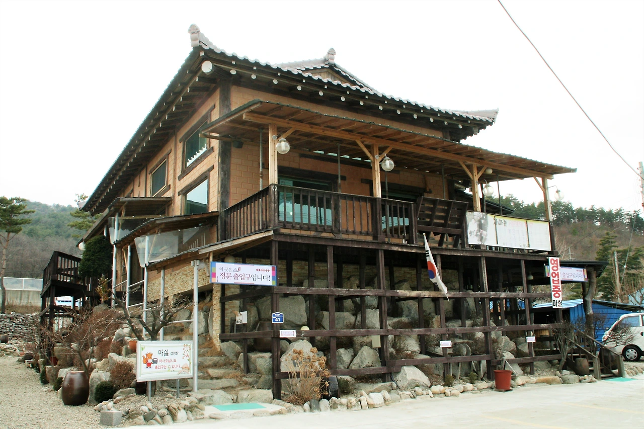 사진16-고종환 제공-고풍스러운 외관의 마실.JPG