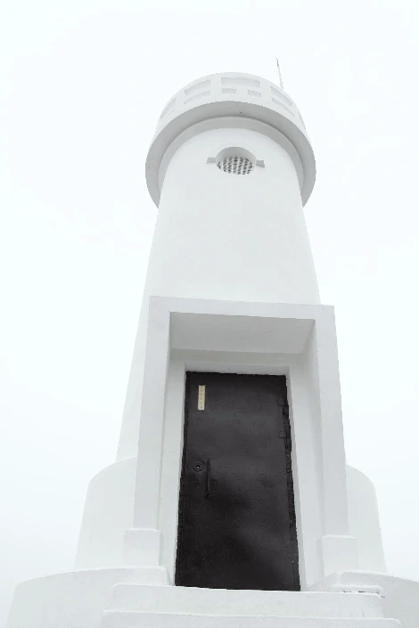 사진2-바닷길을 밝혀주는 하조대 무인등대.JPG