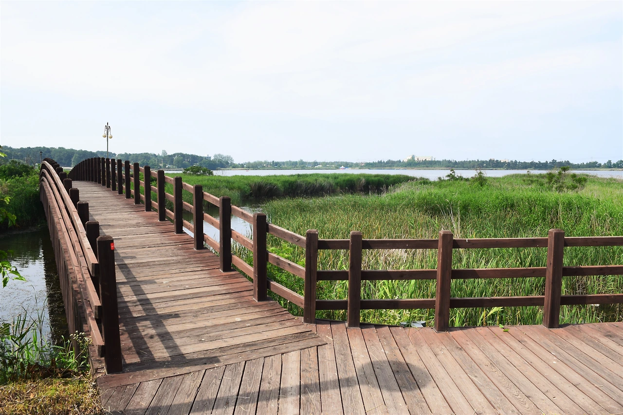 사진6-둘레 2.5km의 향호 산책로. 지압로, 정자, 의자 등이 갖춰져 있다.-고종환 제공..JPG