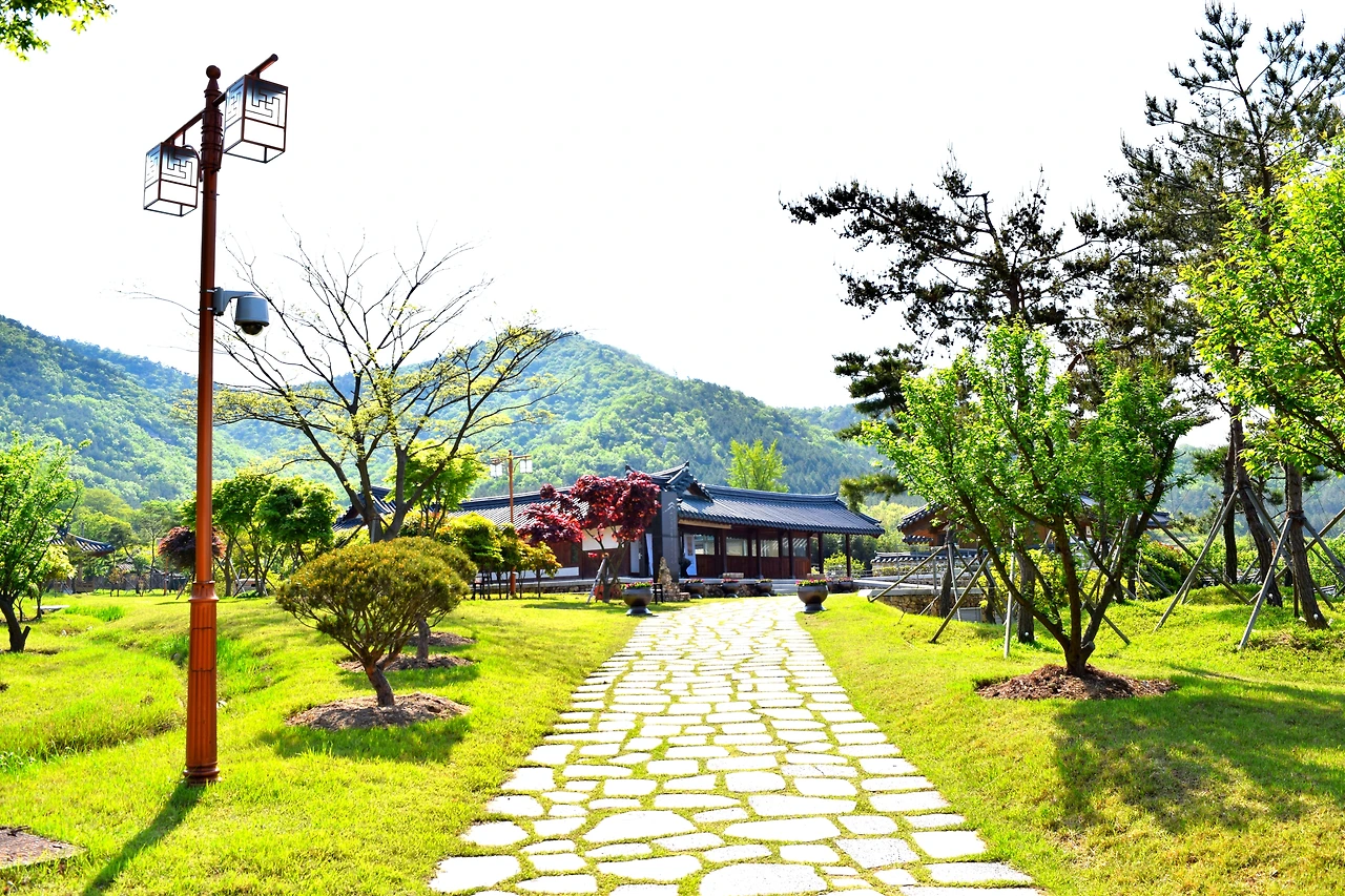 사진12-고종환 제공-고산 윤선도 유물전시관으로 향하는 길.JPG