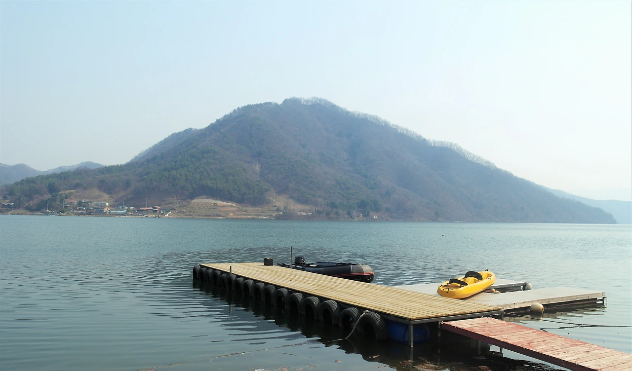 사진11-1965년 2월 준공된 춘천댐으로 생겨난 인공호수인 춘천호. 수려한 경관을 감상하며 카약을 탈 수 있다..JPG