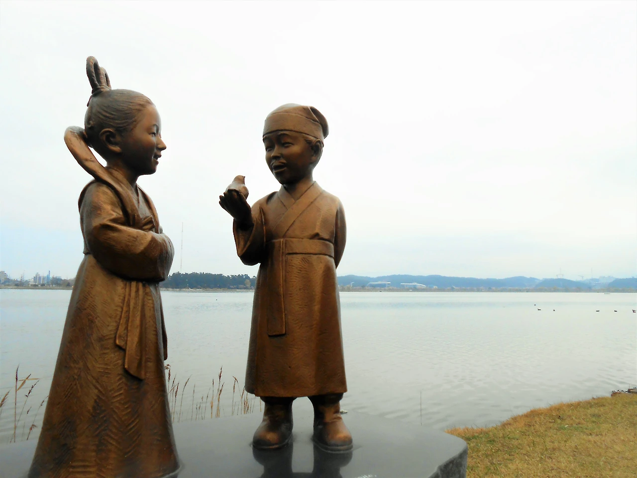 사진7-고종환 제공-극적으로 재회한 두 사람. 그들의 사랑은 지금도 경포호에서 진행중!.JPG