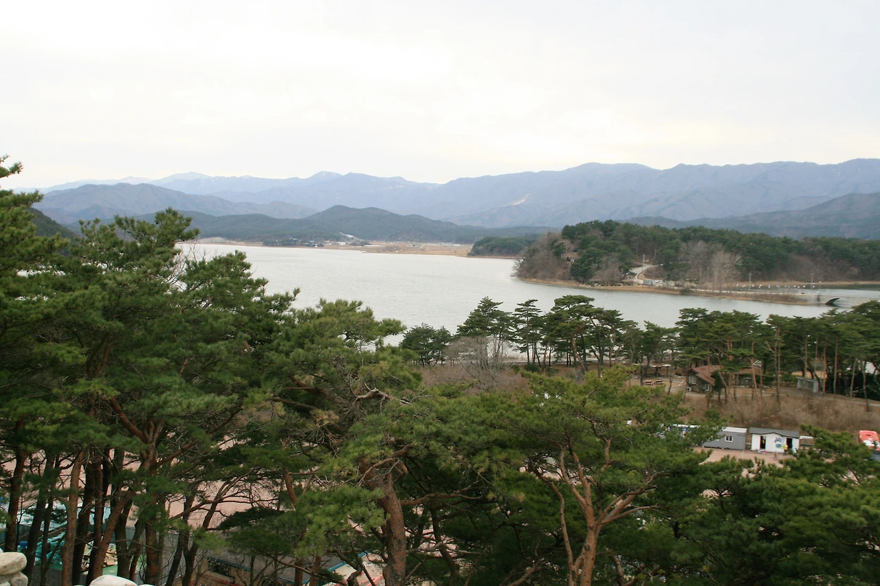 사진13-고종환 제공-화진포의 성 전망대에서 내려다 본 울창한 송림에 둘러싸인 호수.JPG