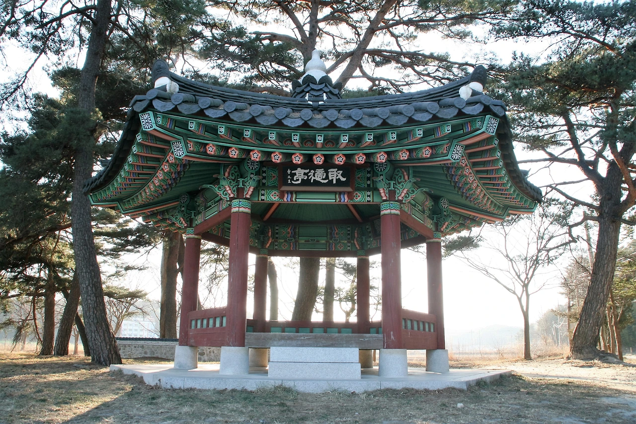 사진4-고종환-정자를 처음 세운 이영부의 호를 따서 지은 취적정.지금의 정자는 향호를 정비하면서 다시 지은 것이다..JPG