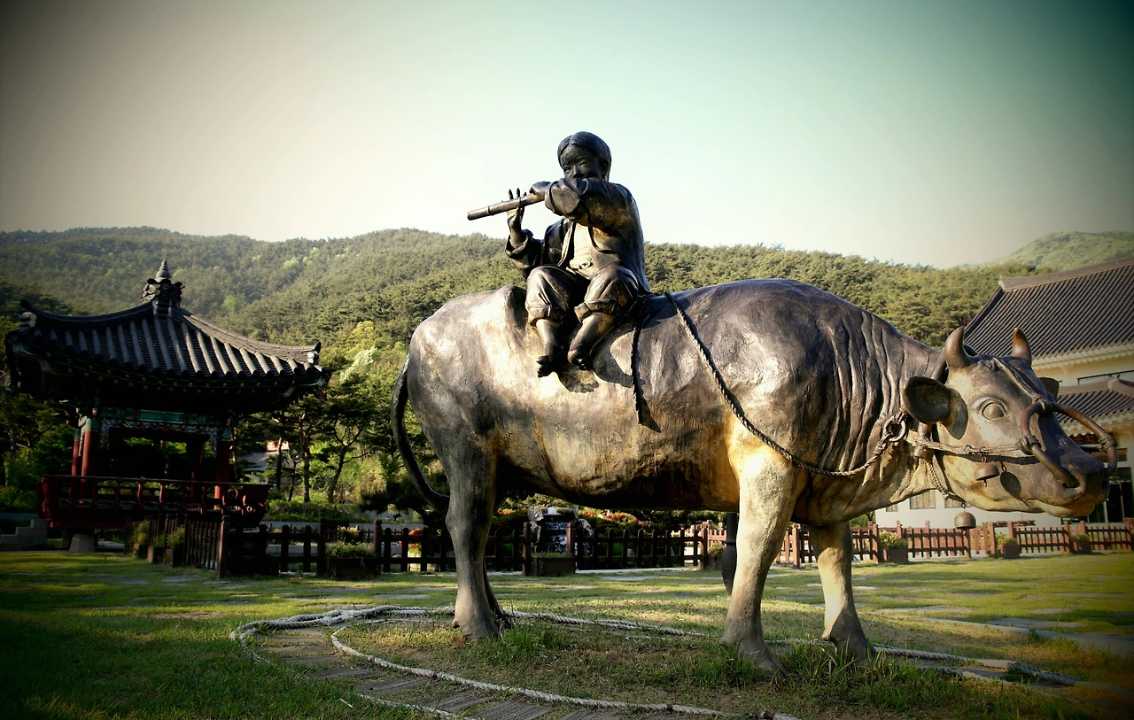 사진7-정철의 성산별곡에서 성산의 가을 풍경 속 피리부는 목동을 표현한 동상..JPG