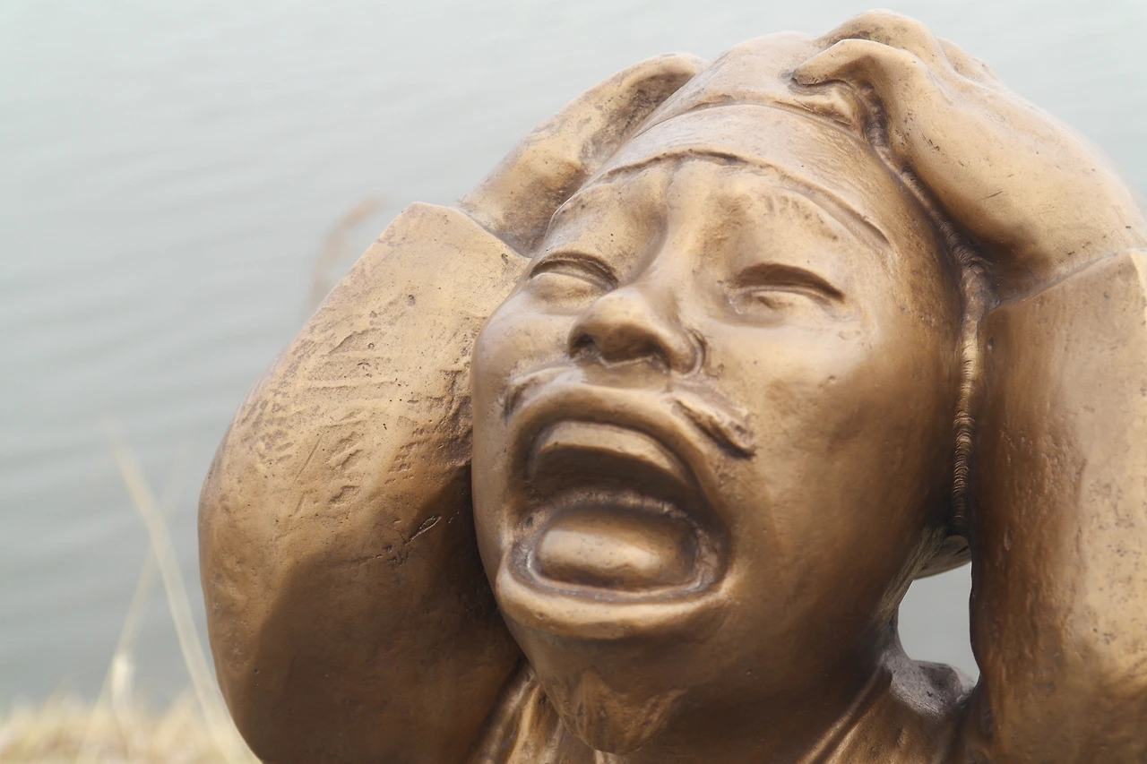 사진6-고종환 제공-홍장의 소식에 큰 충격을 받는 박신. 뒤늦은 후회와 그리움이 사무친다..JPG